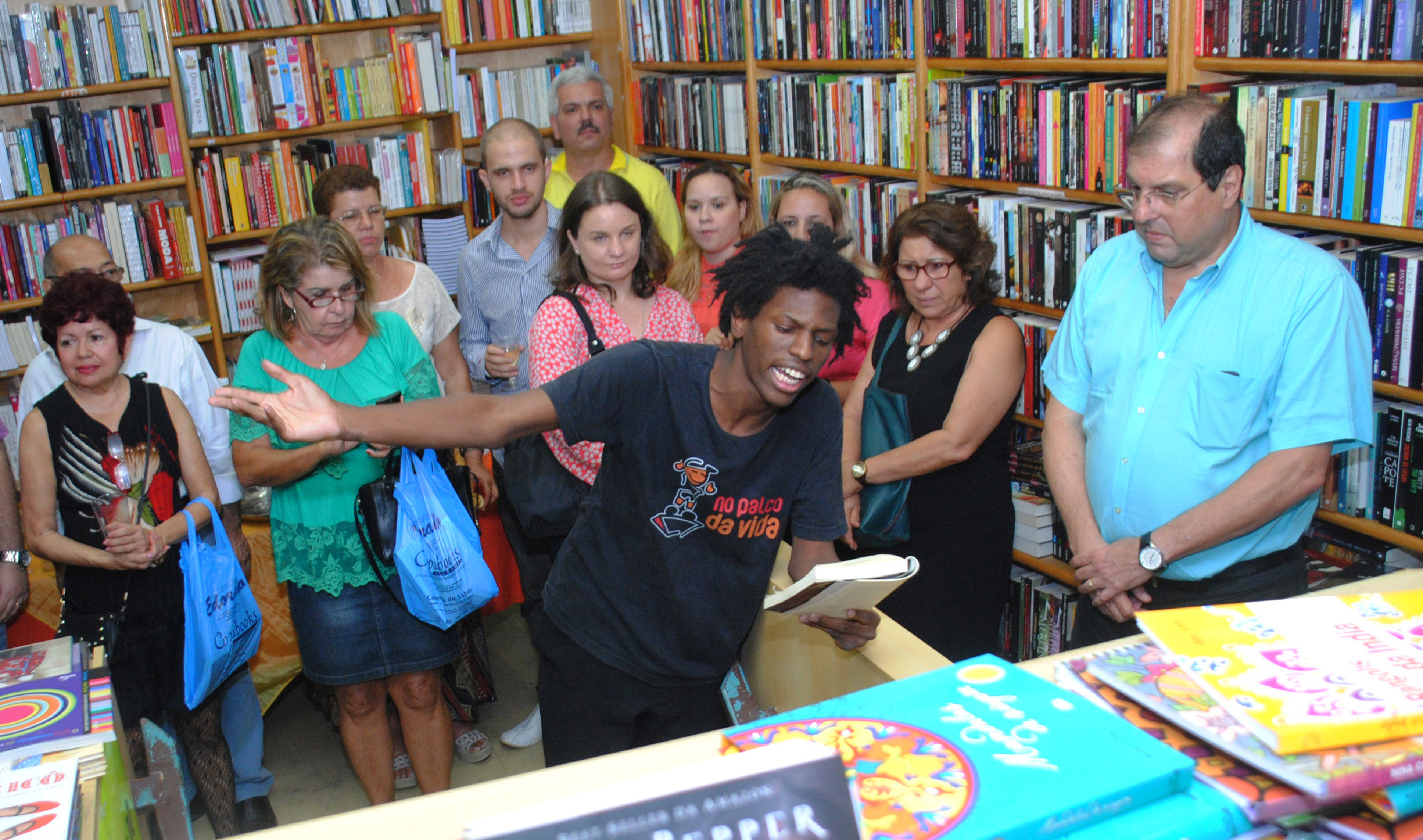 Will Dubrok recitando poema na Livraria Eldorado - 2016 (Acervo do porjeto).jpg